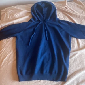 Mörkblå merinoull hoodie - En stilren mörkblå hoodie med huva. Har använt i en dag var för liten 