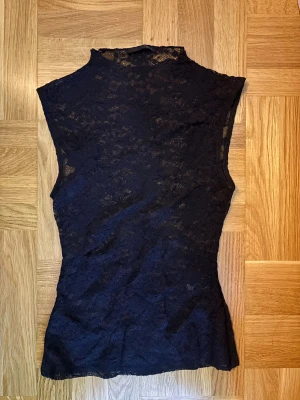 Spetstopp - Så snygg spetstopp som är helt ny! Storlek S