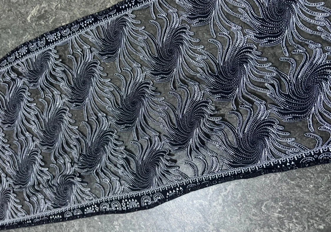 Svart och vit mönstrad halsduk