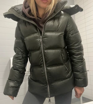 Massimo Dutti jacka Mörkgrön  - Eftertraktad Massimo Dutti vinterjacka. Grön. Supersnygg! Bra skick, inga hål, alla dragkedjor funkar fint. Fler bilder vid intresse. Storlek xs, lite längre och större i modellen. Jag är 160cm lång.