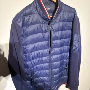 Ralph Lauren Cardigan - Riktigt snygg cardigan från ralph lauren i fint skick! Storlek L men passar M. Hör av er vid frågor!