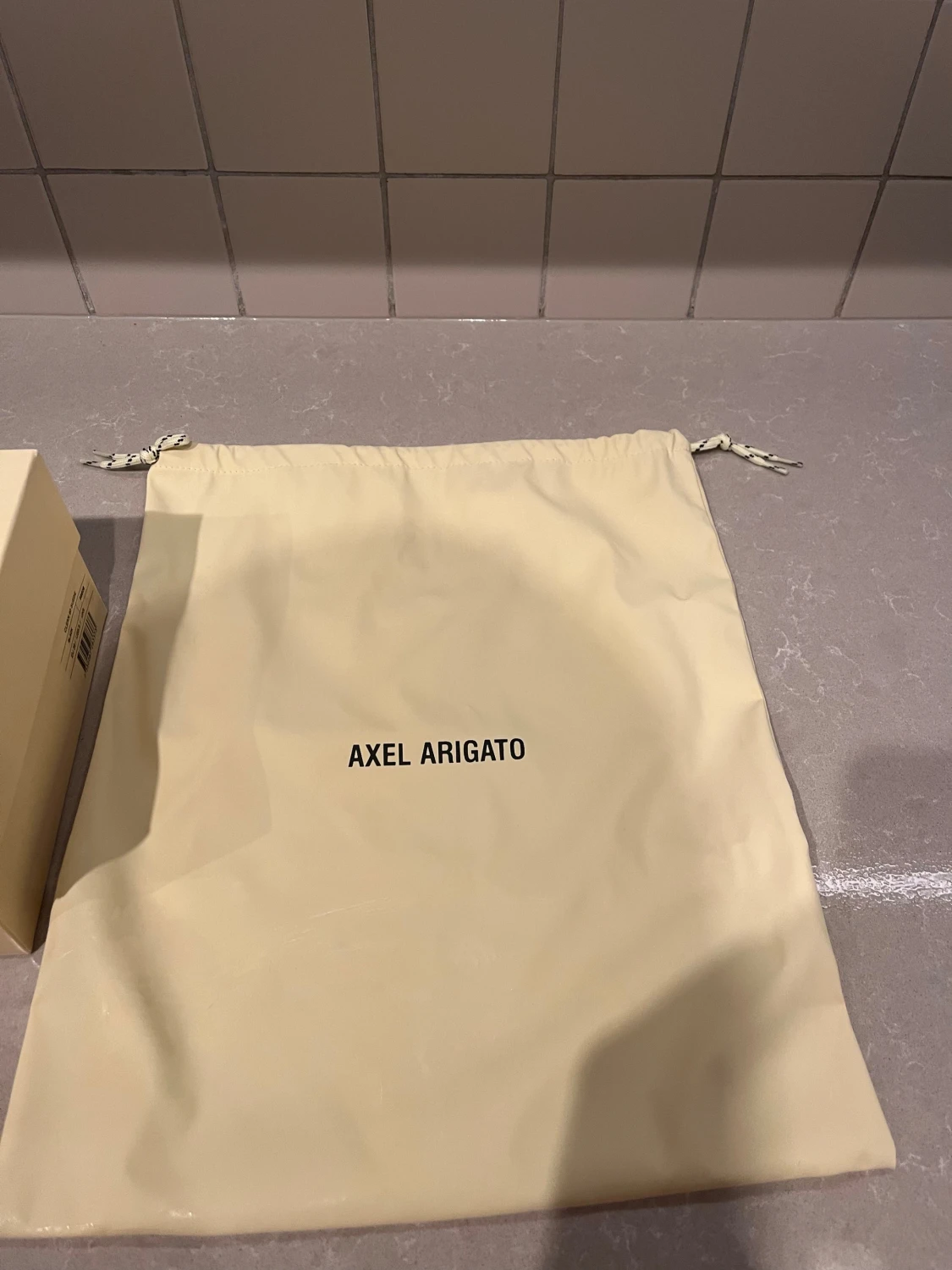 Svarta sneakers från Axel Arigato - 4