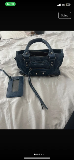 Handväska  - Sjukt snygg handväska! Får upp en outfit och väskan är trendig💓super snygg och kedjan är trasig men går att stänga därav priset! 