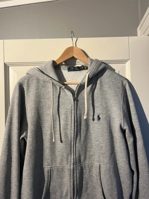 Ralph lauren zip hoodie - Grå Ralph lauren zip hoodie storlek M. Stilren och skön. Kan gå ner i pris vid en snabb affär. För fler frågor eller funderingar är det bara att höra av sig MVH