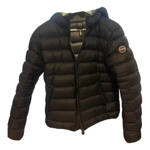 INTRESSEKOLL. KLICKA INTE PÅ KÖP NU! - säljer en  jacka (skriv för egna bilder) lite osäker på storleken men kan kollas. Den sitter som en M skulle jag säga☺️ Jag har vanligtvis S. Den är som ny i skick och är nästan inte använd!❤️ Är även öppen för prisförslag 