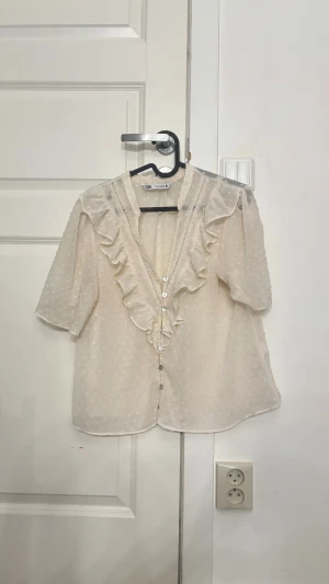Zara blus - Volang blus from Zara i storlek S, luftigt material.