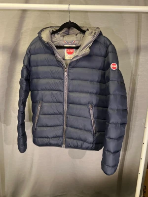 Colmar jacka  - Säljer nu den perfekta vinterjackan! En supersnygg och varm colmar jacka! Size 48 motsvarar S! Modellen är 179cm och den sitter klockrent! Skick 8/10 bra skick men ett litet hål på ena armen(se bild) nypris 4000kr! Kan gå ner i pris vid snabb och smidig affär! Hör av dig vid minsta lilla fundering 🤩