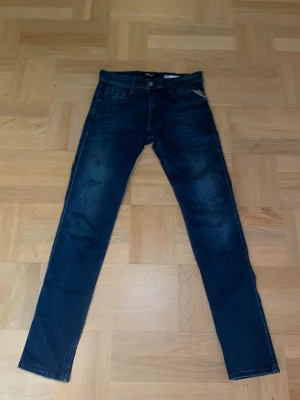 Replay anbass jeans - Ett par blåa/mörk blåa replay anbass i w31. Jeansen är i slim fit och är 105 cm långa. Jeansen är i mycket fint skick.