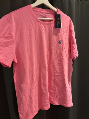 Rosa t-shirt från Polo Ralph Lauren - Ralph Lauren T Shirt. Storlek M. Skick 10/10. Nypris 1400, mitt pris 149. Hör av dig vid frågor o funderingar!