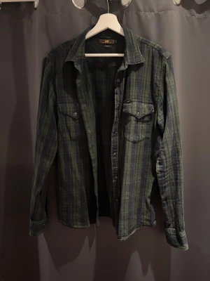 Grönrutigt skjorta från Lee slim fit - Lee Skjorta. Storlek M. Skick 8/10. Nypris 1500, mitt pris 249. Hör av dig vid frågor o funderingar!