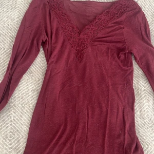 Två långärmade överdelar med spetsdetalj Intimissi  - Säljer två långärmade överdelar från Intimissi, en i vinröd och en i ljusbeige. Båda har v-ringning med spetsdetalj framtill och är tillverkade i mjukt material. Perfekta för dig som gillar enkel men snygg stil. Nummer 1 går på 400 nummer 2 samma pris. ❣️400kr per tröja ! 