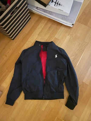 Ralph Lauren jacka - Skön jacka från Ralph Lauren. Helt ny och oanvänd, säljer för den är för liten. Det står M som storlek i jackan men den är absolut en S i verkligheten. 