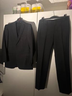 Dressman kostym  - Använda 2-3 gånger, ser helt nya ut utan några skador. Kavajen i storlek 46 och på byxorna är storleken W30 L30. 