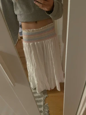 Vit långkjol med färgglad smock - Supersöt vit långkjol från Zara med bred smock i midjan💞Använt en gång🫶🏻