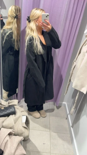 Svart lång kappa  - Jätte fin svart kappa från vero Moda. I storlek xs. Skriv för fler bilder 