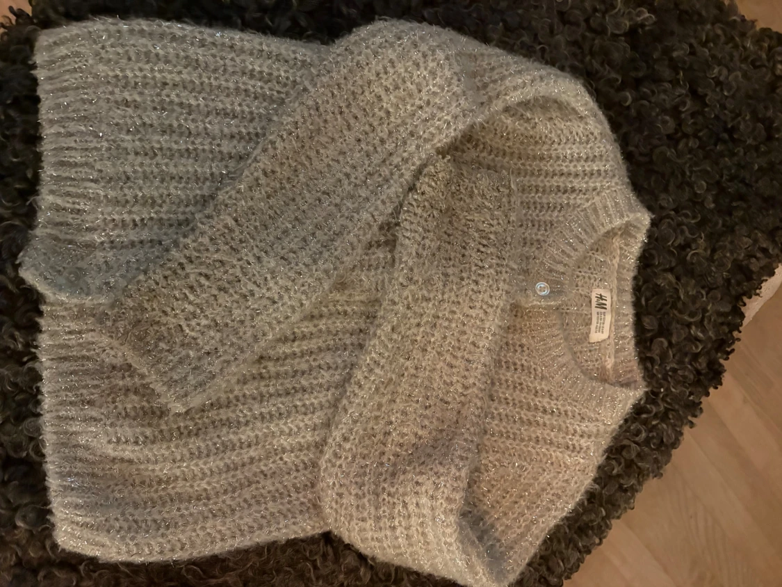 Glittrig grå kofta från H&M - 1