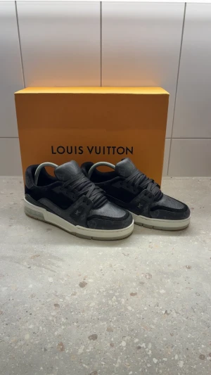 Louis Vuitton sneakers - Otroligt schyssta och snygga LV sneakers! För dig som vill rocka ett par skor i klass och komfort. Skorna är i ett mycket gott skick och har endast ett tecken på användning (Undersulan) annars inget märkbart. Storleken är 40.5 men sitter som ett par 41.5. Kvitto finns både digitalt och fysiskt! Tveka inte på att höra av er vid frågor! MVH