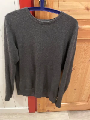 Jack and Jones tröja. - Den är i fint skick, inga skador eller liknade. Tunn och mjuk.