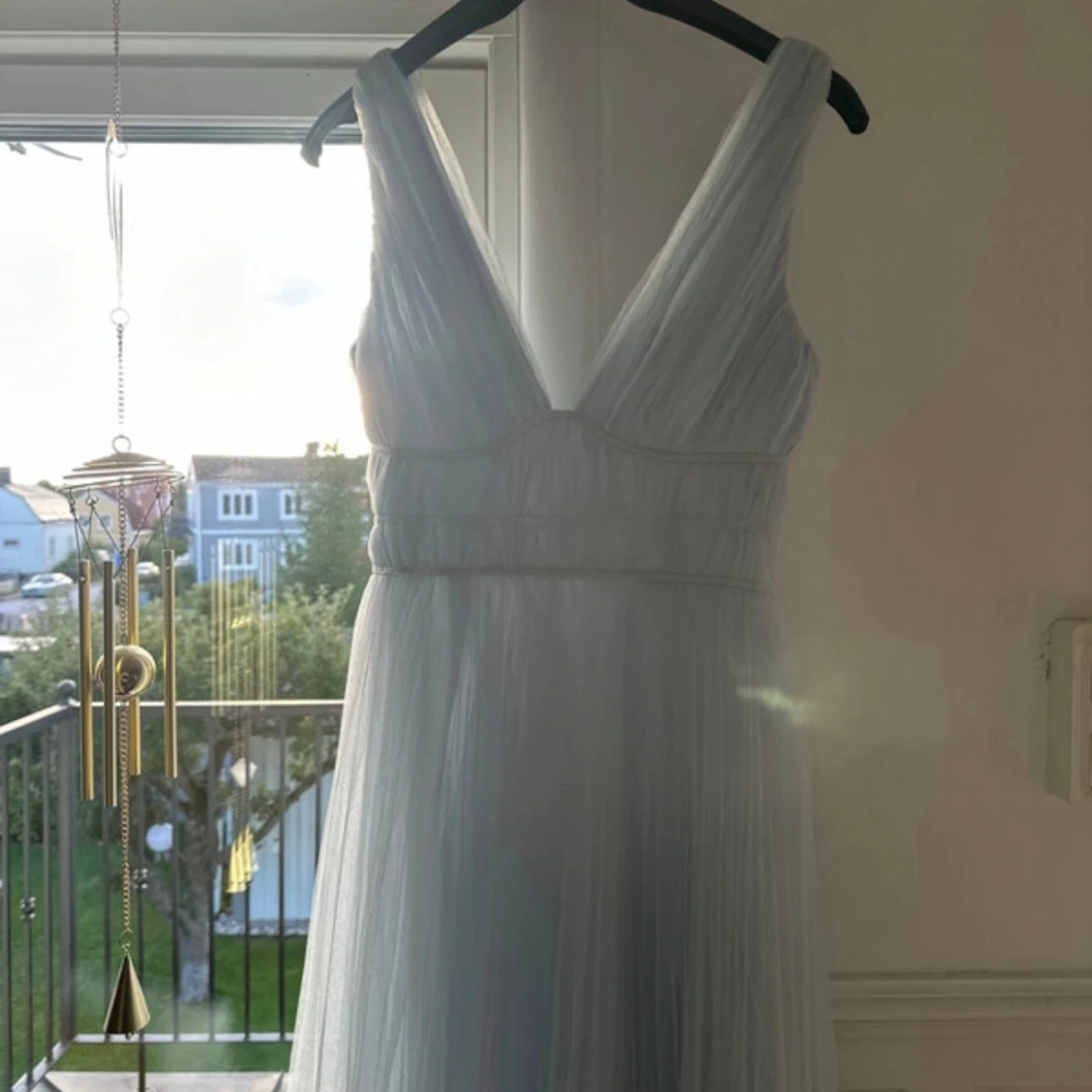 Vit långklänning med v-ringning - 1