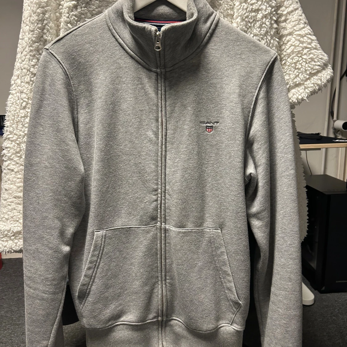 Grå ziptröja från GANT i storlek S
