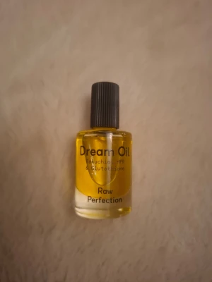 Dream Oil Raw Perfection ansiktsolja - Helt ny, aldrig använd Dream Oil från Raw Perfection. Dream oil är en ansiktsolja med bakuchiol, HPR och glutathione. Oljan är gyllengul och har en lyxig känsla, perfekt för att boosta din hudrutin. En jättebra nattolja som ger huden lyster och återfuktar. Bra mot rynkor/fina linjer, mörka ringar/fläckar och ojämn hudton. Rekommenderar starkt! 