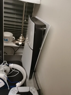 PlayStation 5 - Säljer en PlayStation 5 i fint skick med tillhörande DualSense-kontroll och ett vitt gamingheadset. Konsolen och tillbehören ser välvårdade ut utan synligt slitage eller repor. Perfekt för dig som vill ha en kraftfull spelupplevelse med senaste generationens grafik och prestanda.