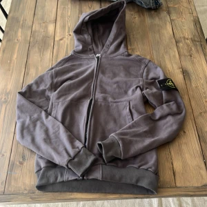 Grå hoodie från Stone Island - Stone island zip hoodie som kan användas till i princip vilken outfit som helst.