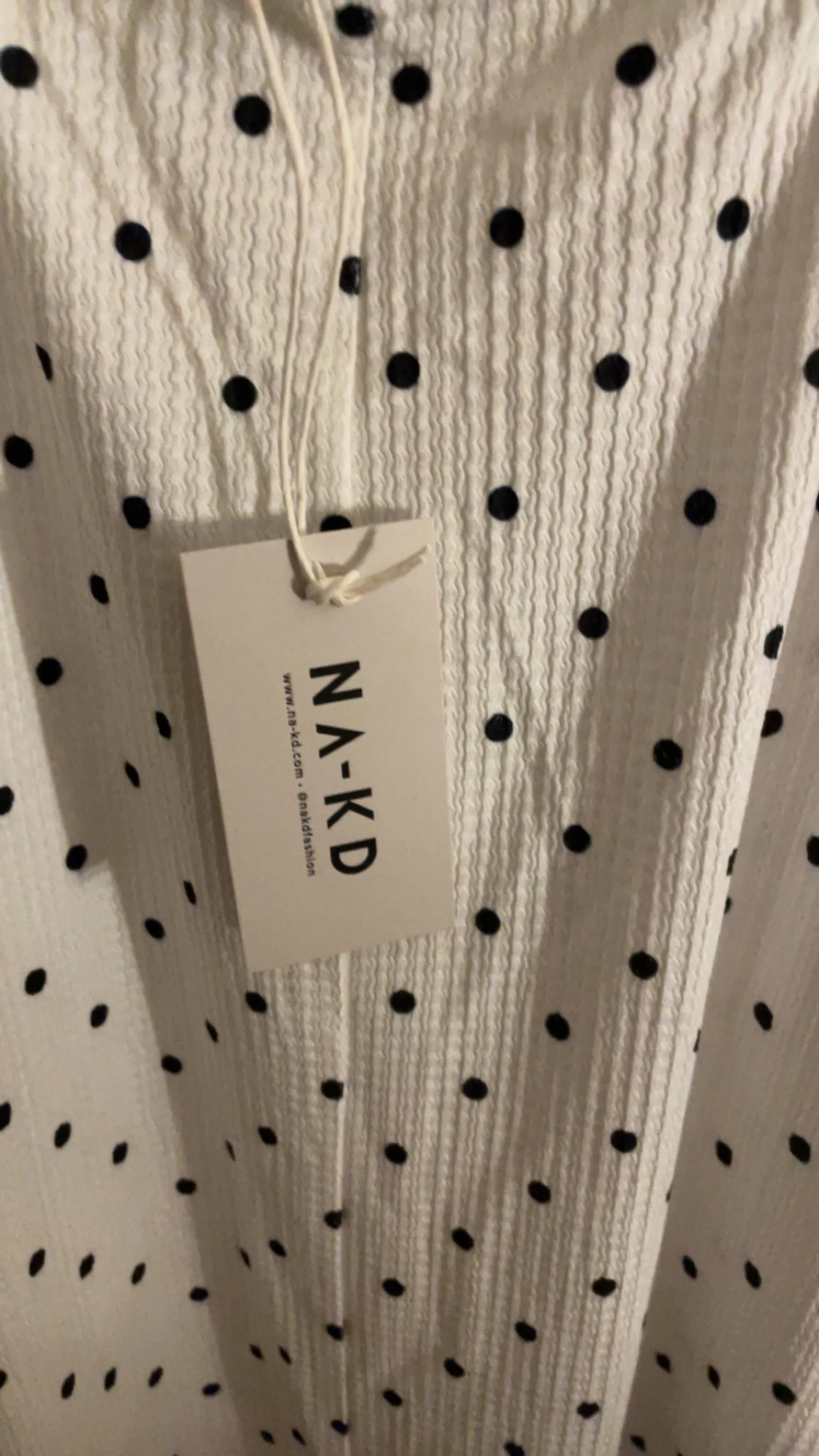 Vit maxiklänning med svarta prickar NA-KD - 4