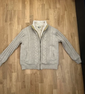 Stickad cardigan med päls - Riktigt snygg stickad cardigan med päls perfekt inför det kallare dagarna. Inga defekter förekommer, storlek M. För mer frågor eller funderingar är det bara att höra av sig!