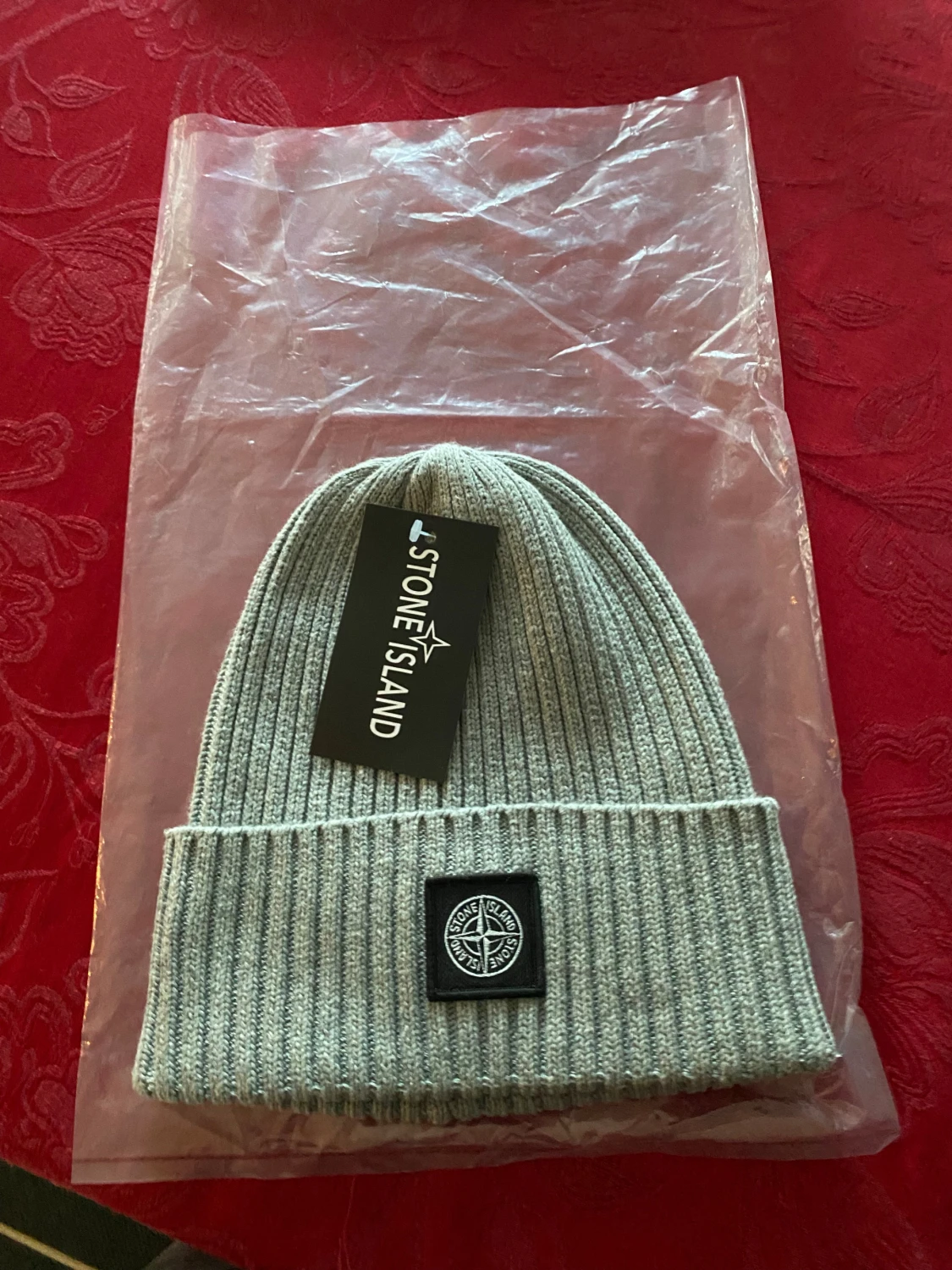 Grå ribbstickad mössa från Stone Island