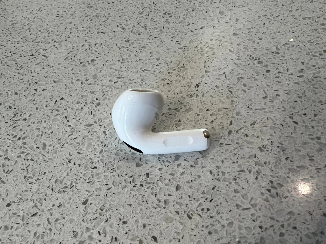 Hörlurar 4 – trådlösa med laddningsetui - 4