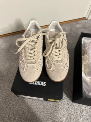 Alohas  - Säljer mina helt nya skor som jag använt 1 gång. Box och alla ”tillbehör” kommer med. Perfekta att använda till våren. Super fina och sköna men för små för mig. Köpte ny pris för 2000.