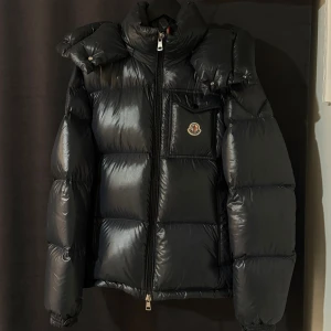 Moncler Montblieard jacka - Hej, säljer denna Moncler Montblieard Jacka | Storlek: 3 | Passar: Large | Skick: Bra, Flera defekter | Tveka inte att höra av dig vid frågor eller funderingar😊