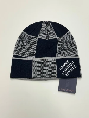 Lv Mössa - Säljer en helt ny mössa aldrig använd. Storlek One Size. Snabb frakt, postas inom 24h efter köp. Skriv gärna om du har fler frågor. Kan även hämtas i Stockholm.