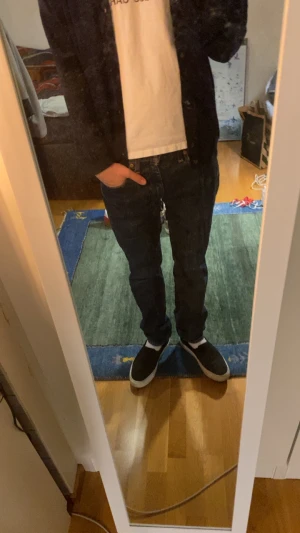 Levi's 511 straight fit - Sköna Levis jeans i straight fit! Använda rätt mycket vilket ger en snygg wear på jeansen! Hör av om fråga om pris eller passform! 