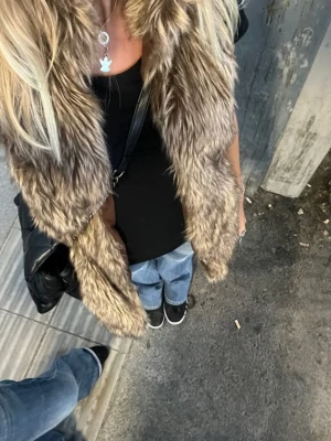 Pälsväst - Skit snygg pälsväst som funkar super för att lägga till det lilla extra din outfit behöver 