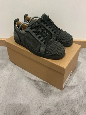 Christian Louboutin skor - Hej, säljer ett par fräscha Christian Louboutin skor i fint skick då de är för små! Storleken är 41 och skicket ca 9/10. Allt og med följer… Färgen är GRÅ GRÖN. Hör av dig vid funderingar!!!