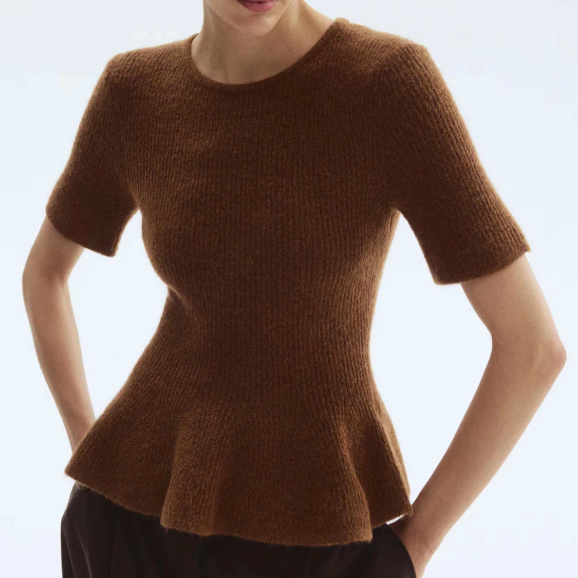 Brun stickad topp med volangkant - 1