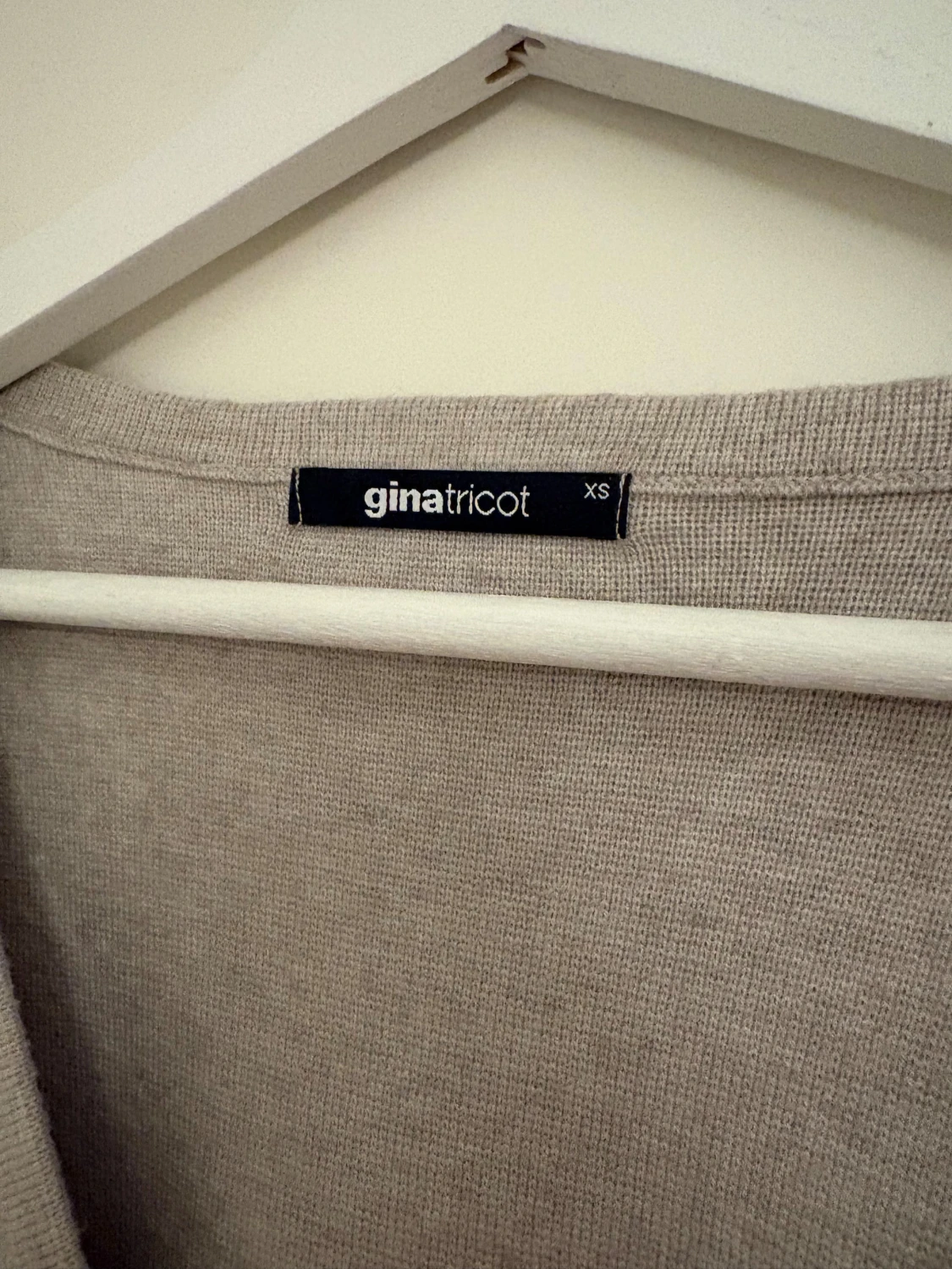 Beige kofta med knappar från Gina Tricot - 1