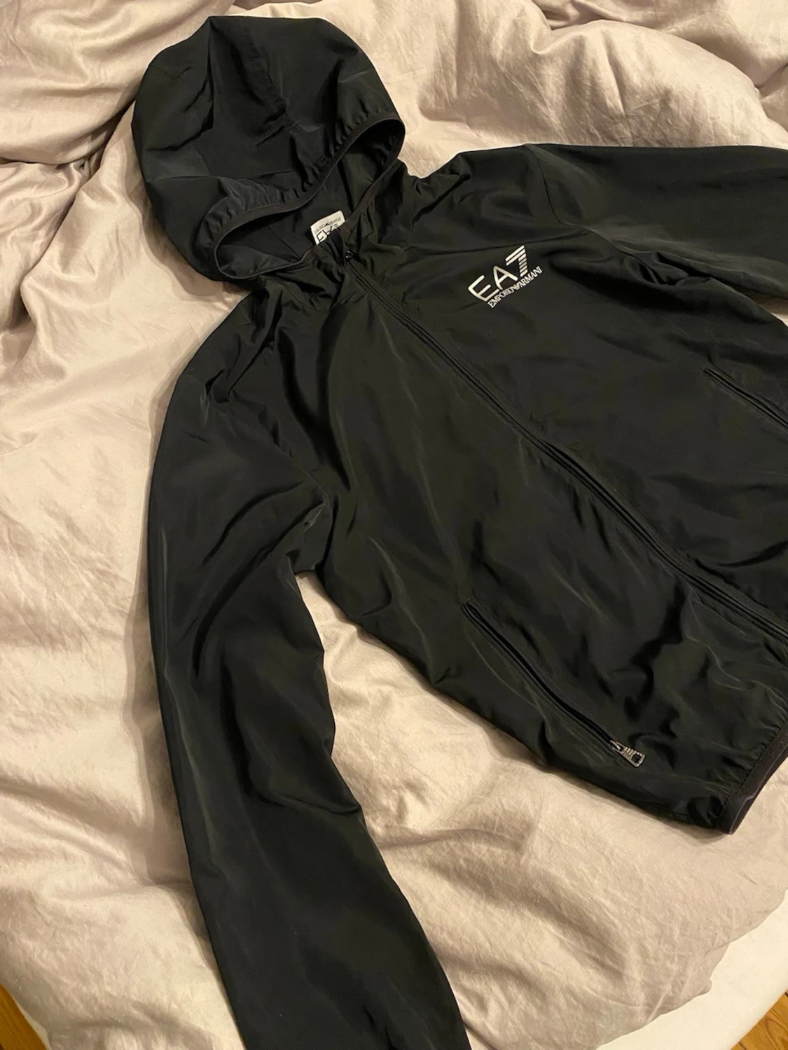 Svart EA7 vindjacka med huva - 1