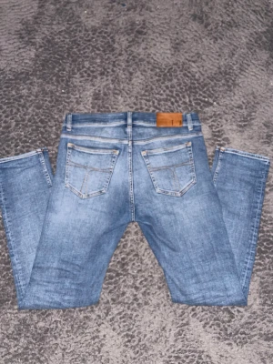 Tiger of Sweden - jeans, blå  - Snygga Tiger of Sweden jeans 👖, blåa med lite strechigt material. Väldigt sköna. Storlek: 31/32.   NYA: 890 kr 