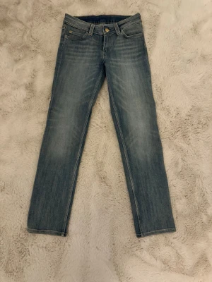 Weekday Sleezie Blå - Weekday Sleezie low waist skinny jeans i storlek 27/32 (W27 L32) Använda en gång. Skickas nytvättade. Nypris: 399kr