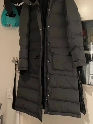 Grafitgrå kappa från JH collection - Så varm dunkappa, från Hööks JH collection. Jag är en stl s o den pasdar mig bra. 