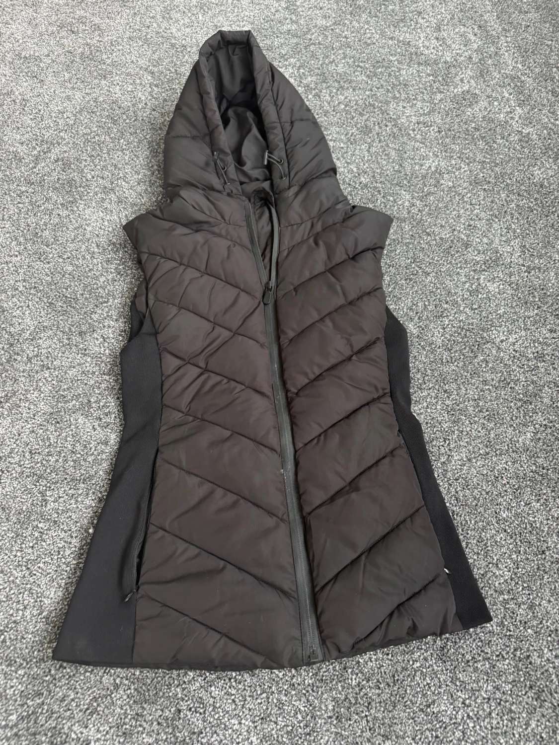 Svart quiltad dunväst med huva