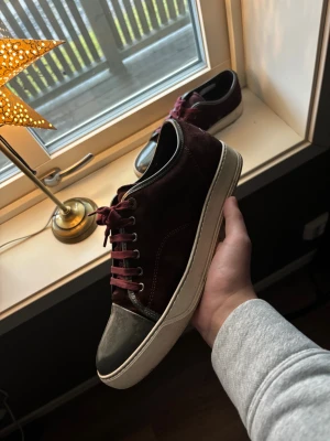 Vinröda Lanvins - Säljer dessa Vinröda Lanvins skorna är i väldigt fint skick använt få gånger. inget og följer med tyvärr. Säljer för att jag har ledsnat och de nu mer bara står, Pris kan diskuteras vid snabb affär 