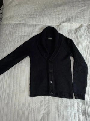 Zadig & Voltaire Kofta - Säljer nu min Zadig & Voltaire kofta då den blivit för liten. Storlek S och skulle säga att den är true to size då den är lite liten på mig som vanligtvis har M. Nypris runt 3500kr. Den är gjord i alpaca-ull så mycket varm och skön. Lätt nopprig på vissa ställen men annars mycket bra skick. Tveka inte på att höras av vid frågor. Pris kan diskuteras! 