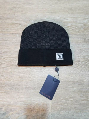 Svart mössa med rutmönster - Snygg över mössa.