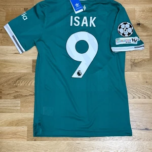 Liverpool tredjeställ 25/26 #Isak 9  - Liverpool 25/26 Third Jersey – Player Edition Isak 9 Exklusiv Liverpool tredjetröja (25/26) i Player Edition med namn och nummer Isak 9. Lätt, ventilerande och designad för samma komfort som spelarna har på planen. Perfekt för fans som vill ha en stilren tröja.