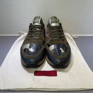 Valentino Rockrunners - Ett par Svinfeta Valentino Garavani Rockrunner nu perfekta till höst/vintern i st 41,5 men sitter som st 40 för endast 1799kr ink Dustbag!   Nypris 8500kr. 