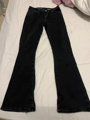 Jeans - Superfina low flare jeans från bikbok, de är i jättefint skick utöver de små slitningar längst ner på jeansen (bild 3) De är i storlek M i längden 33🥰